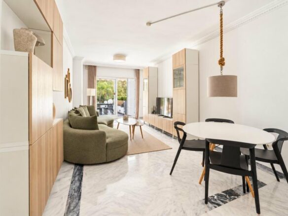 FOR SALE 🏡 South-Facing Ground-Floor Apartment with One of the Largest Terraces in the Complex – Nueva Andalucía, Marbella 🇪🇸