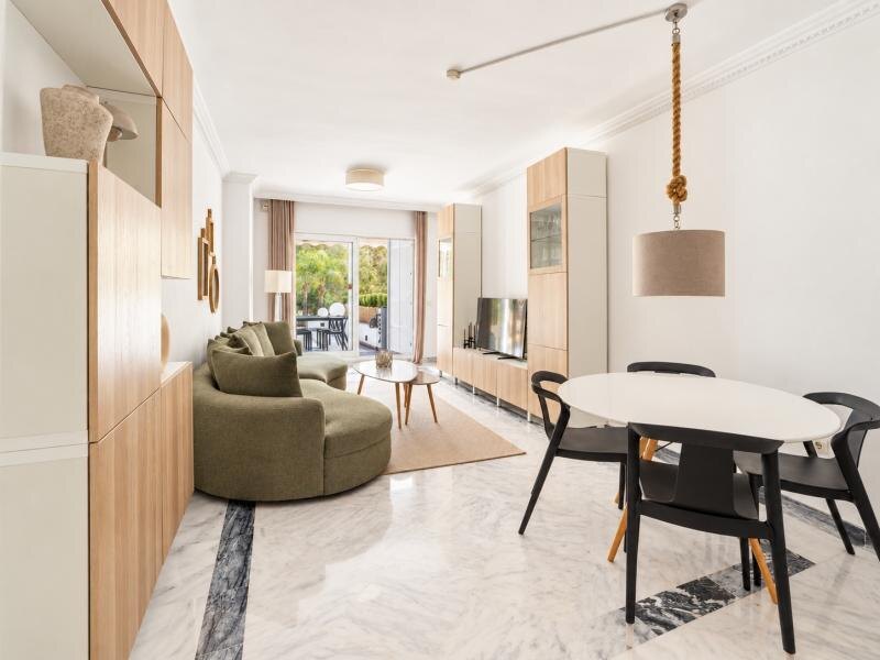 FOR SALE 🏡 South-Facing Ground-Floor Apartment with One of the Largest Terraces in the Complex – Nueva Andalucía, Marbella 🇪🇸