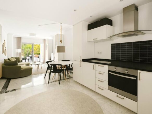FOR SALE 🏡 South-Facing Ground-Floor Apartment with One of the Largest Terraces in the Complex – Nueva Andalucía, Marbella 🇪🇸