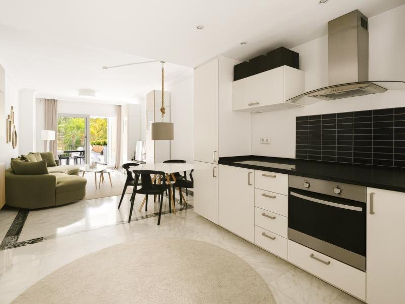 FOR SALE 🏡 South-Facing Ground-Floor Apartment with One of the Largest Terraces in the Complex – Nueva Andalucía, Marbella 🇪🇸