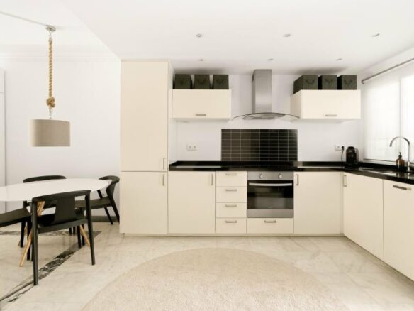 FOR SALE 🏡 South-Facing Ground-Floor Apartment with One of the Largest Terraces in the Complex – Nueva Andalucía, Marbella 🇪🇸