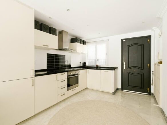 FOR SALE 🏡 South-Facing Ground-Floor Apartment with One of the Largest Terraces in the Complex – Nueva Andalucía, Marbella 🇪🇸