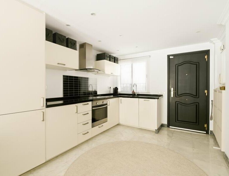 FOR SALE 🏡 South-Facing Ground-Floor Apartment with One of the Largest Terraces in the Complex – Nueva Andalucía, Marbella 🇪🇸