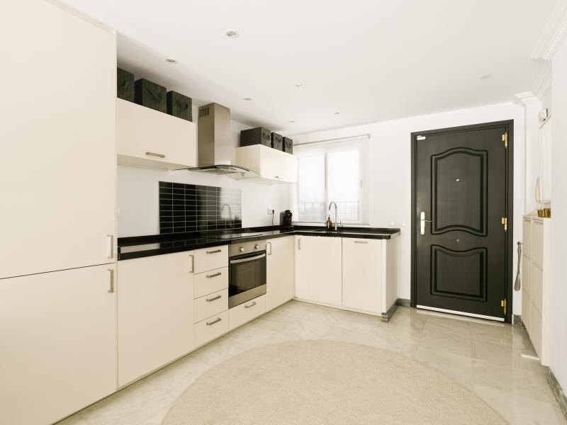 FOR SALE 🏡 South-Facing Ground-Floor Apartment with One of the Largest Terraces in the Complex – Nueva Andalucía, Marbella 🇪🇸