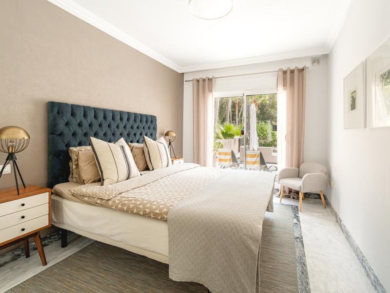 FOR SALE 🏡 South-Facing Ground-Floor Apartment with One of the Largest Terraces in the Complex – Nueva Andalucía, Marbella 🇪🇸