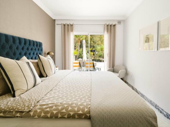 FOR SALE 🏡 South-Facing Ground-Floor Apartment with One of the Largest Terraces in the Complex – Nueva Andalucía, Marbella 🇪🇸