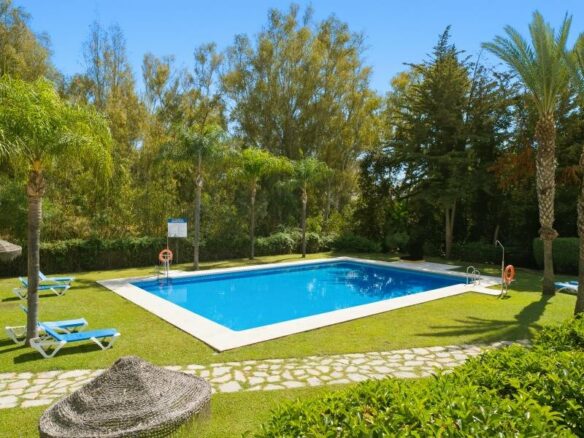 FOR SALE 🏡 South-Facing Ground-Floor Apartment with One of the Largest Terraces in the Complex – Nueva Andalucía, Marbella 🇪🇸