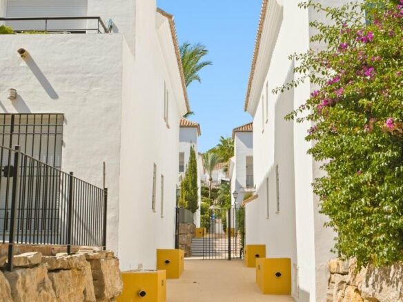 FOR SALE 🏡 South-Facing Ground-Floor Apartment with One of the Largest Terraces in the Complex – Nueva Andalucía, Marbella 🇪🇸