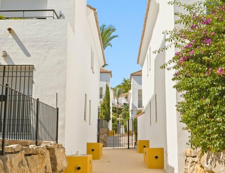 FOR SALE 🏡 South-Facing Ground-Floor Apartment with One of the Largest Terraces in the Complex – Nueva Andalucía, Marbella 🇪🇸