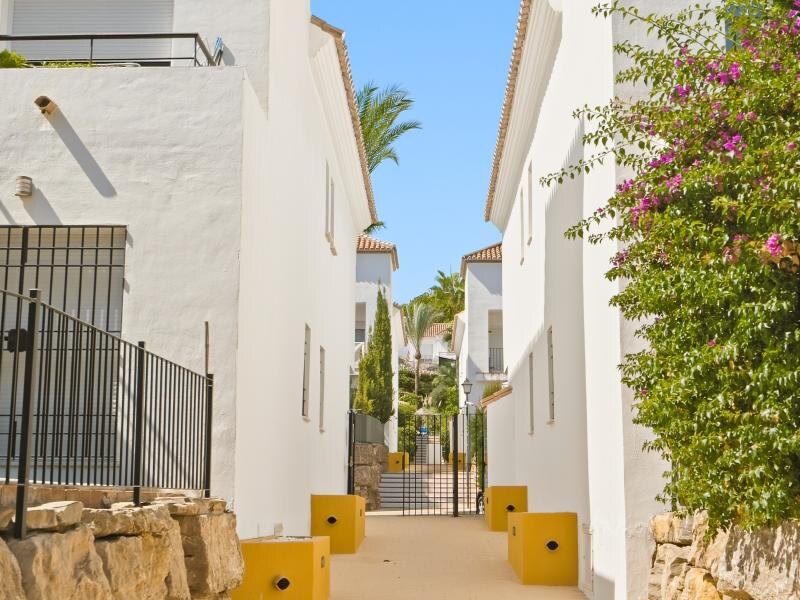FOR SALE 🏡 South-Facing Ground-Floor Apartment with One of the Largest Terraces in the Complex – Nueva Andalucía, Marbella 🇪🇸