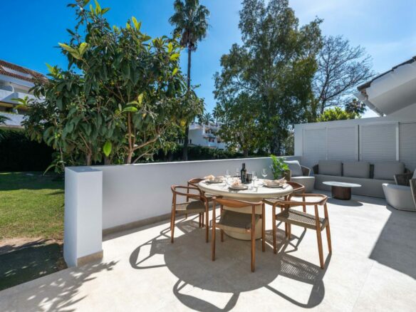 FOR SALE 🏡 Renovated 3 Bedroom Ground Floor Apartment with Private Terrace – Agrupadas, Nueva Andalucía, Marbella 🇪🇸