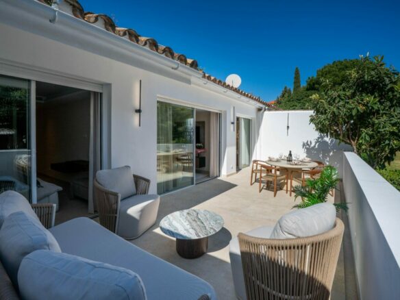 FOR SALE 🏡 Renovated 3 Bedroom Ground Floor Apartment with Private Terrace – Agrupadas, Nueva Andalucía, Marbella 🇪🇸