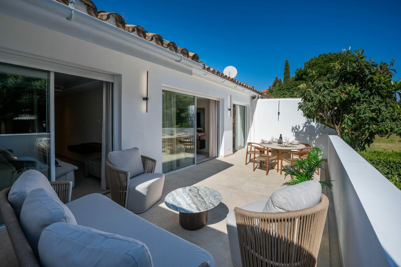 FOR SALE 🏡 Renovated 3 Bedroom Ground Floor Apartment with Private Terrace – Agrupadas, Nueva Andalucía, Marbella 🇪🇸