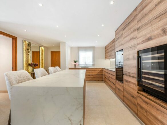 FOR SALE 🏡 Renovated 3 Bedroom Ground Floor Apartment with Private Terrace – Agrupadas, Nueva Andalucía, Marbella 🇪🇸