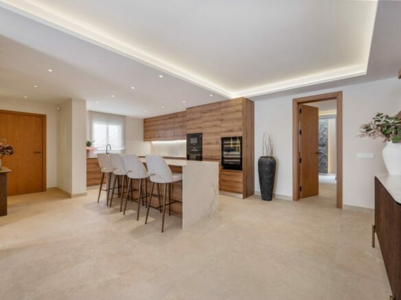 FOR SALE 🏡 Renovated 3 Bedroom Ground Floor Apartment with Private Terrace – Agrupadas, Nueva Andalucía, Marbella 🇪🇸