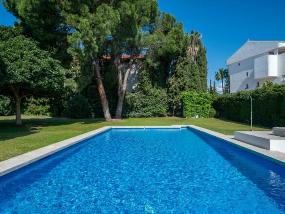 FOR SALE 🏡 Renovated 3 Bedroom Ground Floor Apartment with Private Terrace – Agrupadas, Nueva Andalucía, Marbella 🇪🇸