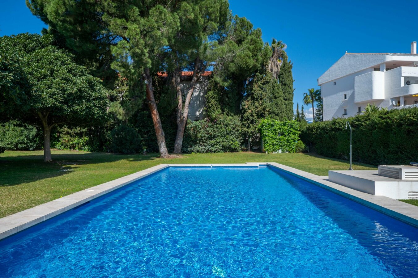 FOR SALE 🏡 Renovated 3 Bedroom Ground Floor Apartment with Private Terrace – Agrupadas, Nueva Andalucía, Marbella 🇪🇸