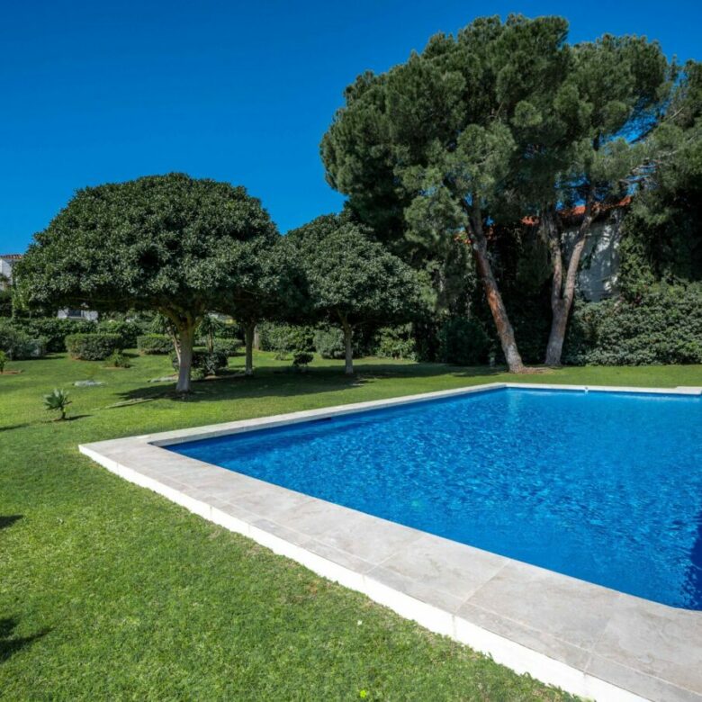 FOR SALE 🏡 Renovated 3 Bedroom Ground Floor Apartment with Private Terrace – Agrupadas, Nueva Andalucía, Marbella 🇪🇸