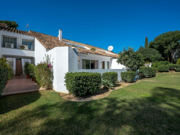 FOR SALE 🏡 Renovated 3 Bedroom Ground Floor Apartment with Private Terrace – Agrupadas, Nueva Andalucía, Marbella 🇪🇸