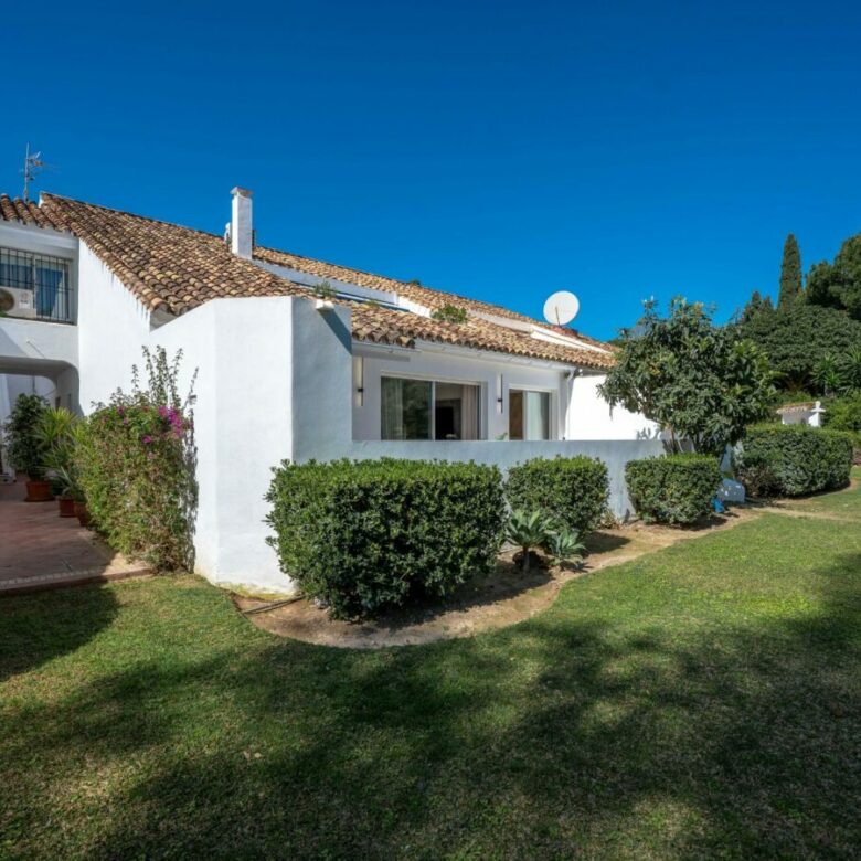 FOR SALE 🏡 Renovated 3 Bedroom Ground Floor Apartment with Private Terrace – Agrupadas, Nueva Andalucía, Marbella 🇪🇸
