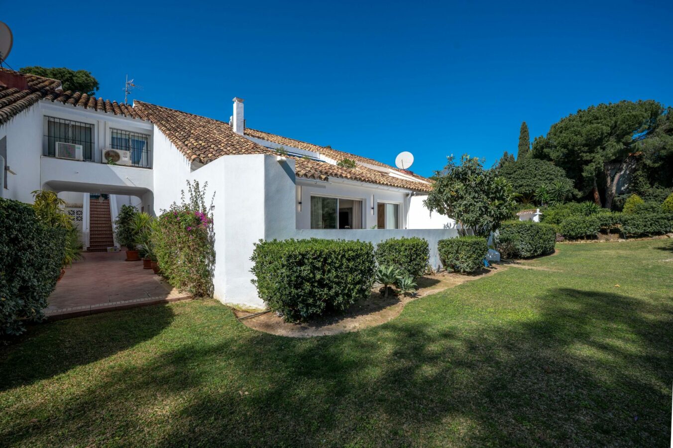 FOR SALE 🏡 Renovated 3 Bedroom Ground Floor Apartment with Private Terrace – Agrupadas, Nueva Andalucía, Marbella 🇪🇸