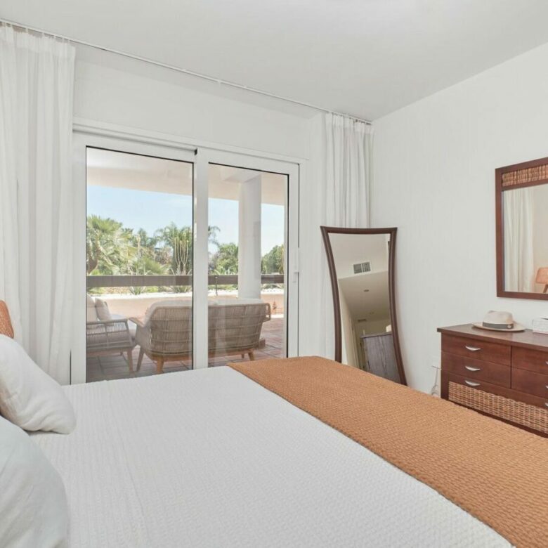 FOR SALE 🏡 South-Facing Ground-Floor Apartment with Garden and Pool Views – Valle del Golf, Nueva Andalucía 🇪🇸