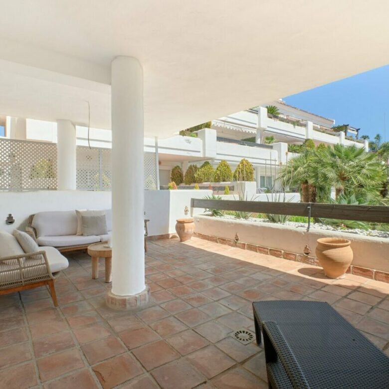 FOR SALE 🏡 South-Facing Ground-Floor Apartment with Garden and Pool Views – Valle del Golf, Nueva Andalucía 🇪🇸