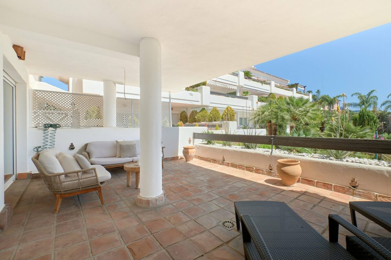 FOR SALE 🏡 South-Facing Ground-Floor Apartment with Garden and Pool Views – Valle del Golf, Nueva Andalucía 🇪🇸