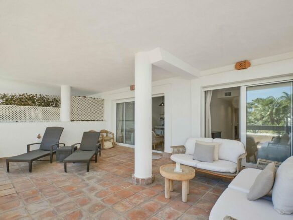 FOR SALE 🏡 South-Facing Ground-Floor Apartment with Garden and Pool Views – Valle del Golf, Nueva Andalucía 🇪🇸