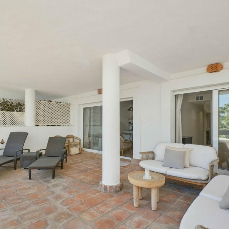 FOR SALE 🏡 South-Facing Ground-Floor Apartment with Garden and Pool Views – Valle del Golf, Nueva Andalucía 🇪🇸