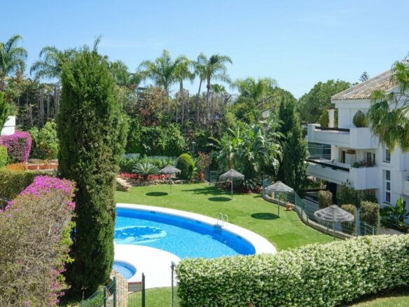 FOR SALE 🏡 South-Facing Ground-Floor Apartment with Garden and Pool Views – Valle del Golf, Nueva Andalucía 🇪🇸