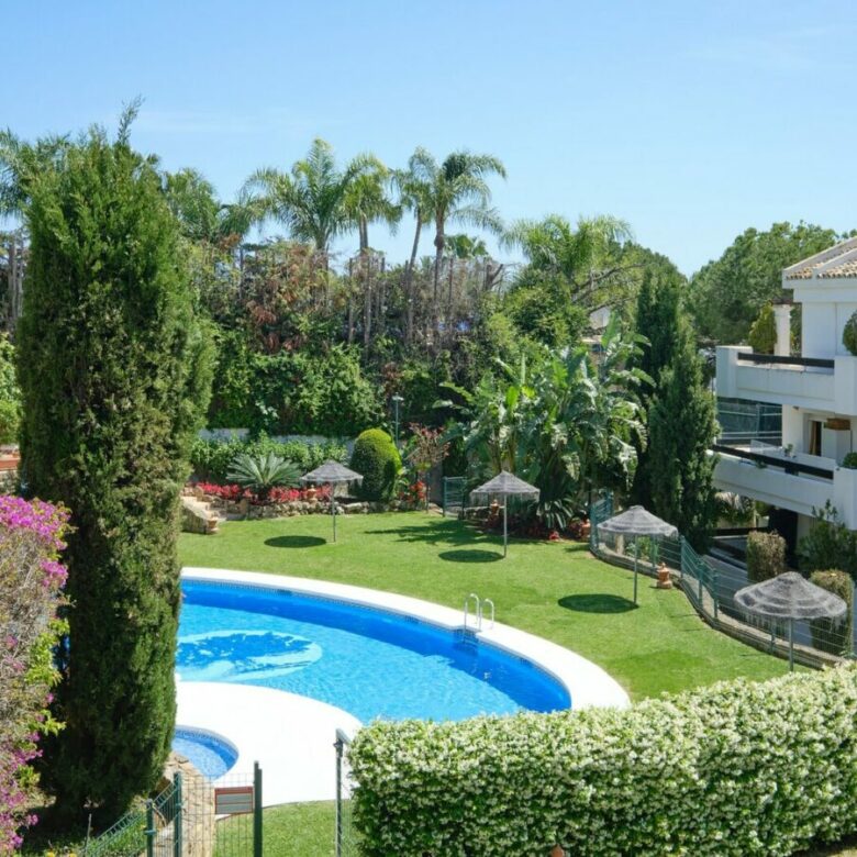 FOR SALE 🏡 South-Facing Ground-Floor Apartment with Garden and Pool Views – Valle del Golf, Nueva Andalucía 🇪🇸