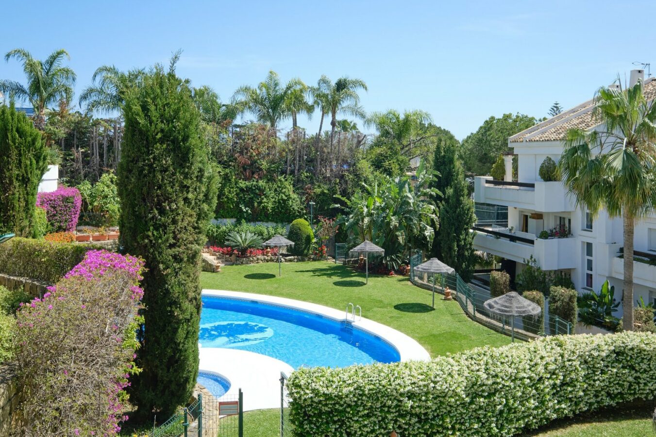 FOR SALE 🏡 South-Facing Ground-Floor Apartment with Garden and Pool Views – Valle del Golf, Nueva Andalucía 🇪🇸