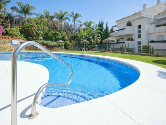 FOR SALE 🏡 South-Facing Ground-Floor Apartment with Garden and Pool Views – Valle del Golf, Nueva Andalucía 🇪🇸
