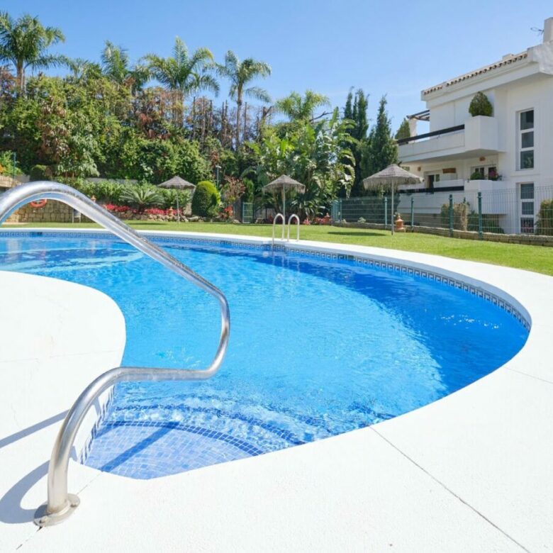 FOR SALE 🏡 South-Facing Ground-Floor Apartment with Garden and Pool Views – Valle del Golf, Nueva Andalucía 🇪🇸