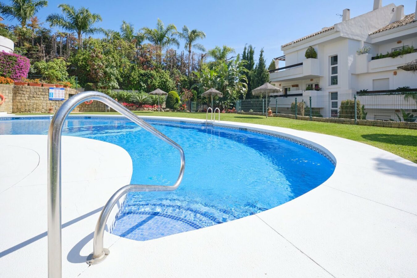 FOR SALE 🏡 South-Facing Ground-Floor Apartment with Garden and Pool Views – Valle del Golf, Nueva Andalucía 🇪🇸