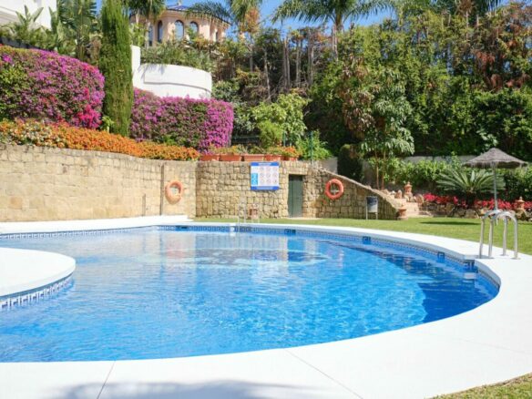 FOR SALE 🏡 South-Facing Ground-Floor Apartment with Garden and Pool Views – Valle del Golf, Nueva Andalucía 🇪🇸