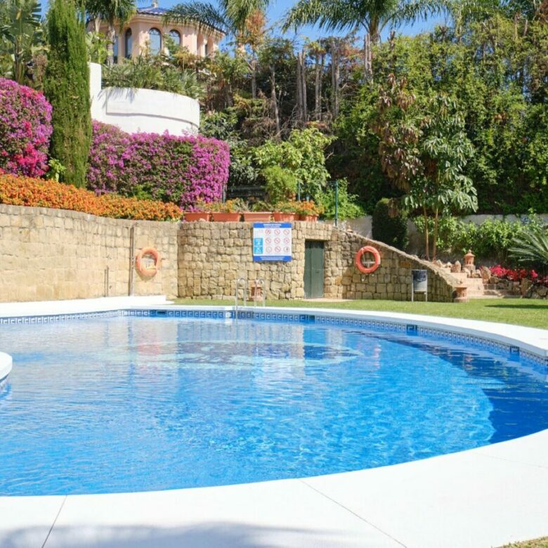 FOR SALE 🏡 South-Facing Ground-Floor Apartment with Garden and Pool Views – Valle del Golf, Nueva Andalucía 🇪🇸