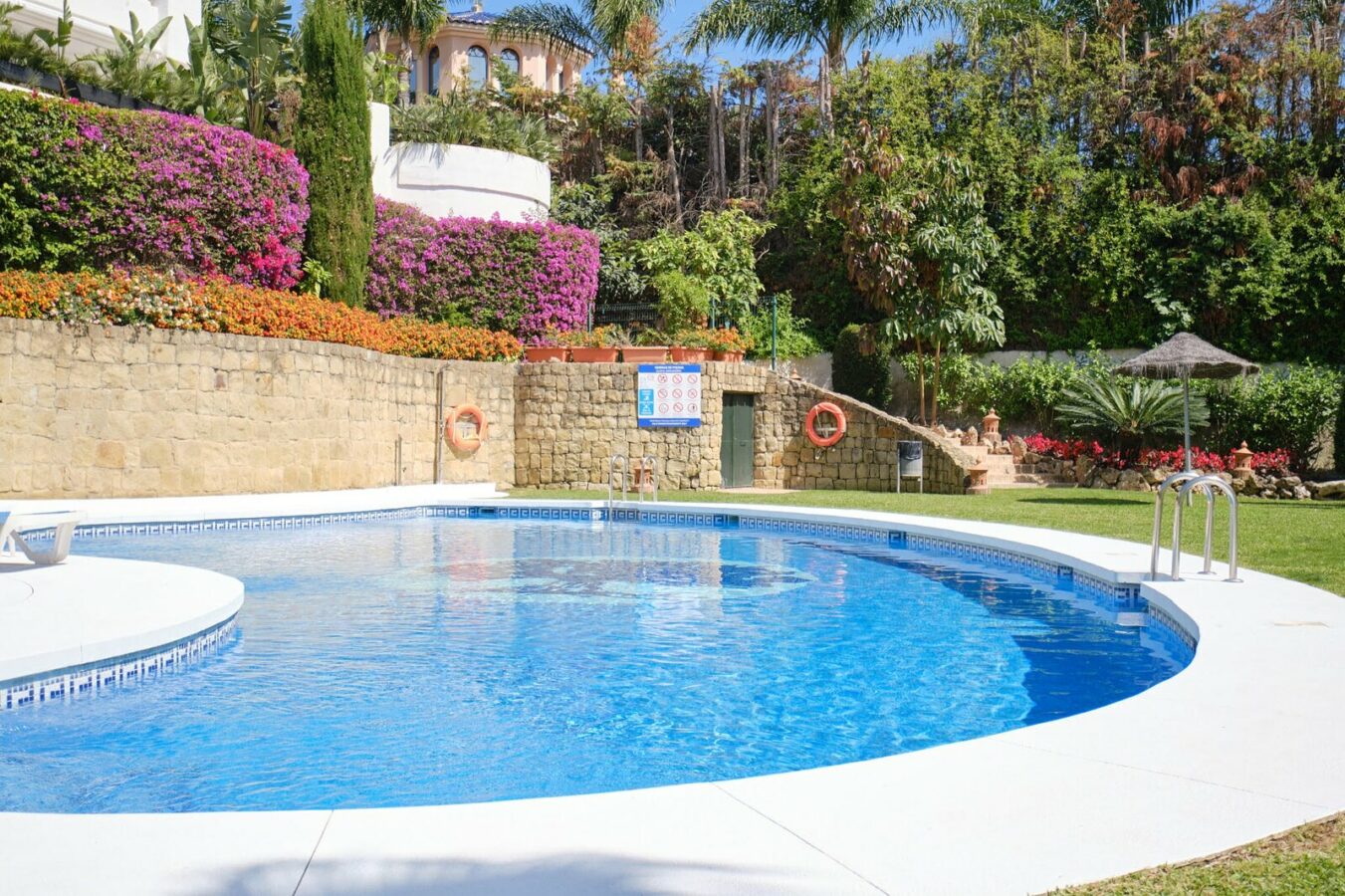 FOR SALE 🏡 South-Facing Ground-Floor Apartment with Garden and Pool Views – Valle del Golf, Nueva Andalucía 🇪🇸