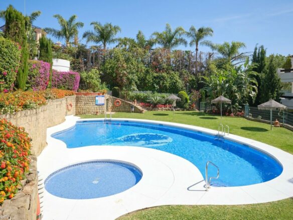 FOR SALE 🏡 South-Facing Ground-Floor Apartment with Garden and Pool Views – Valle del Golf, Nueva Andalucía 🇪🇸