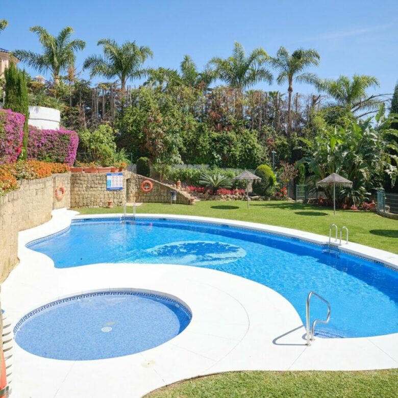 FOR SALE 🏡 South-Facing Ground-Floor Apartment with Garden and Pool Views – Valle del Golf, Nueva Andalucía 🇪🇸