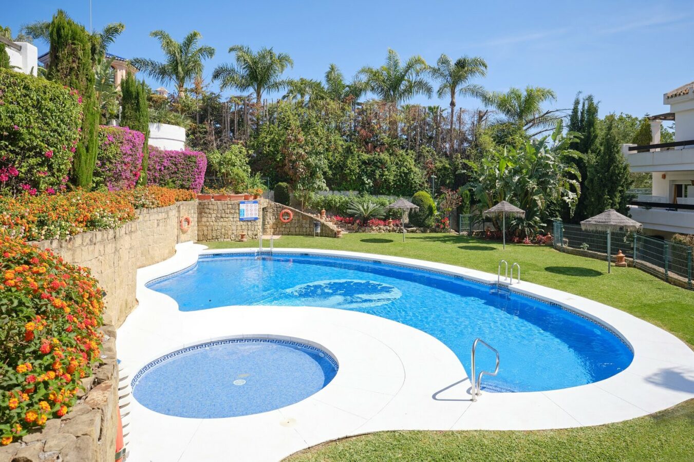 FOR SALE 🏡 South-Facing Ground-Floor Apartment with Garden and Pool Views – Valle del Golf, Nueva Andalucía 🇪🇸