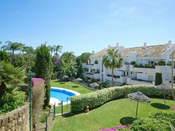 FOR SALE 🏡 South-Facing Ground-Floor Apartment with Garden and Pool Views – Valle del Golf, Nueva Andalucía 🇪🇸