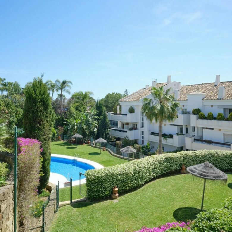 FOR SALE 🏡 South-Facing Ground-Floor Apartment with Garden and Pool Views – Valle del Golf, Nueva Andalucía 🇪🇸