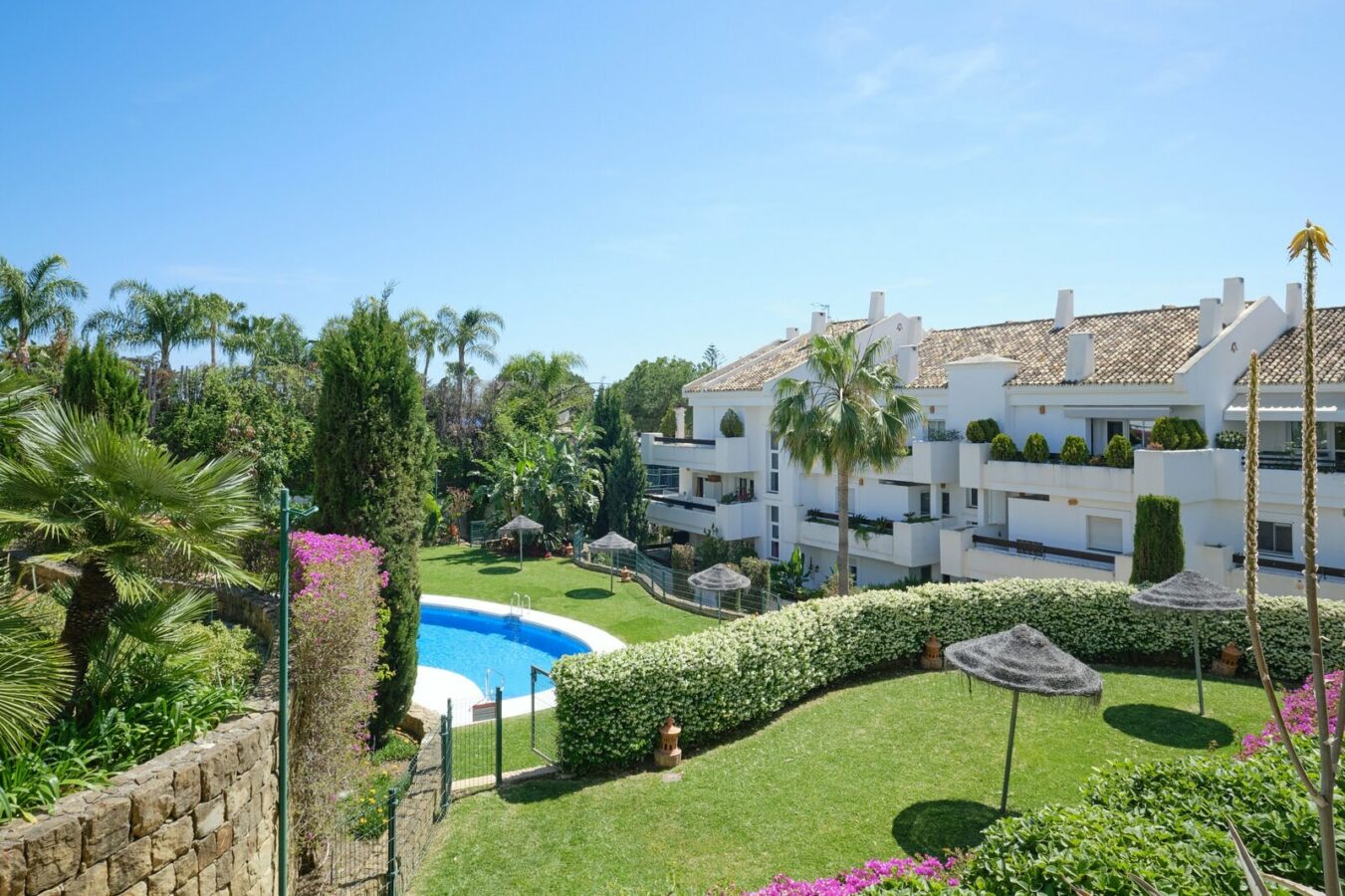 FOR SALE 🏡 South-Facing Ground-Floor Apartment with Garden and Pool Views – Valle del Golf, Nueva Andalucía 🇪🇸