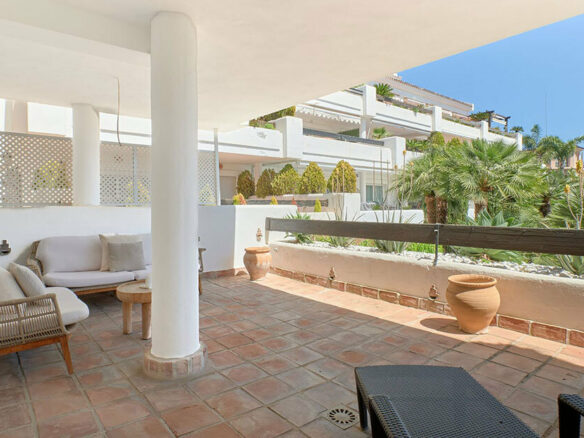 FOR SALE 🏡 South-Facing Ground-Floor Apartment with Garden and Pool Views – Valle del Golf, Nueva Andalucía 🇪🇸