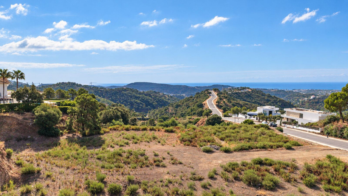 FOR SALE 🏡 Flat 4,570 m² Plot with Panoramic Sea Views in a Gated Estate – Monte Mayor, Benahavís 🇪🇸