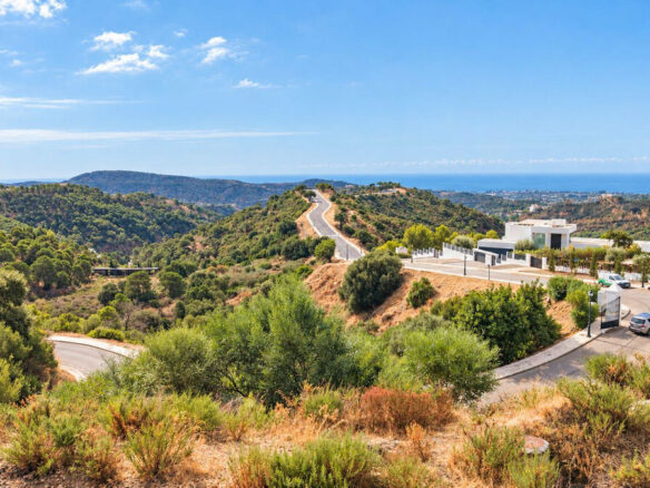 FOR SALE 🏡 Flat 4,570 m² Plot with Panoramic Sea Views in a Gated Estate – Monte Mayor, Benahavís 🇪🇸