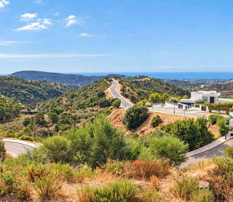 FOR SALE 🏡 Flat 4,570 m² Plot with Panoramic Sea Views in a Gated Estate – Monte Mayor, Benahavís 🇪🇸