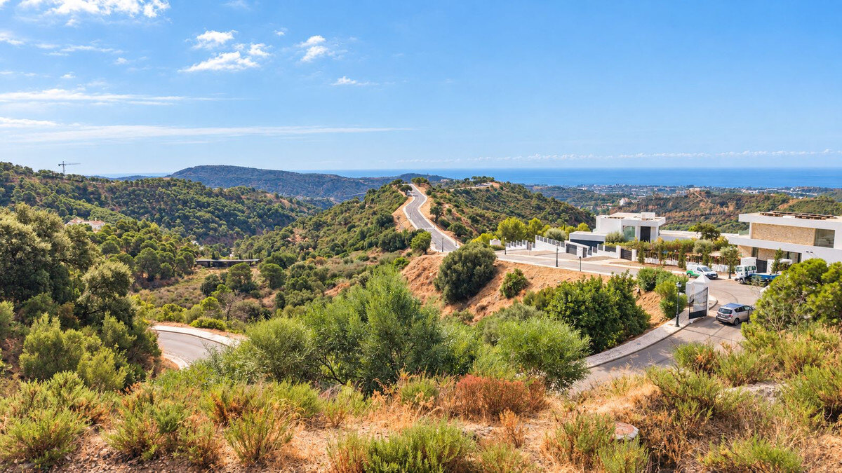 FOR SALE 🏡 Flat 4,570 m² Plot with Panoramic Sea Views in a Gated Estate – Monte Mayor, Benahavís 🇪🇸